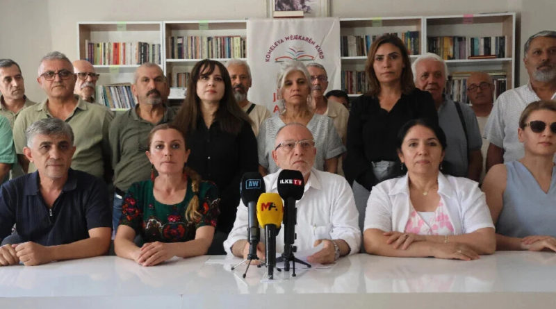127 Intellettuali, scrittori e poeti curdi chiedono la fine dell’isolamento di Öcalan